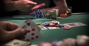 Cao thủ Poker theo dõi hành vi cược của đối thủ