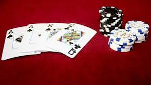 Người chơi phân tích bài Poker Texas Hold’em trước khi tố cược